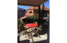 (1) Balkon gegen den Hof in Wohnzimmer/Küche (living room, kitchen; balcony)