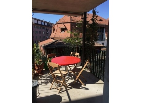 (1) Balkon gegen den Hof in Wohnzimmer/Küche (living room, kitchen; balcony)