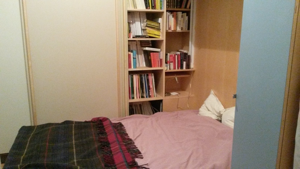 Das Schlafzimmer im Erdgeschoß. La chambre au rez-de-chaussée.