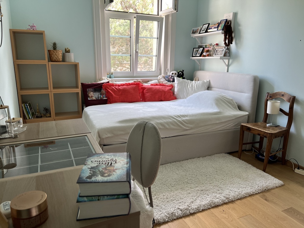 Room with French bed