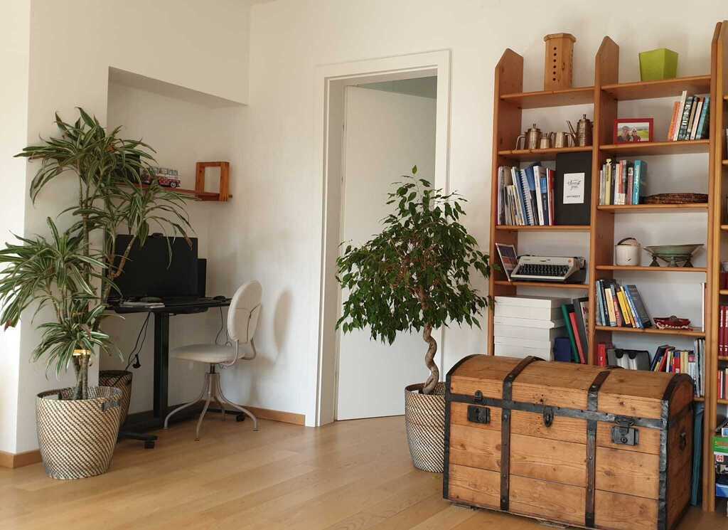 Living area, with work corner