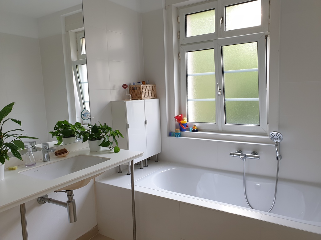 En-suite bathroom with bath, double-basin and toilet