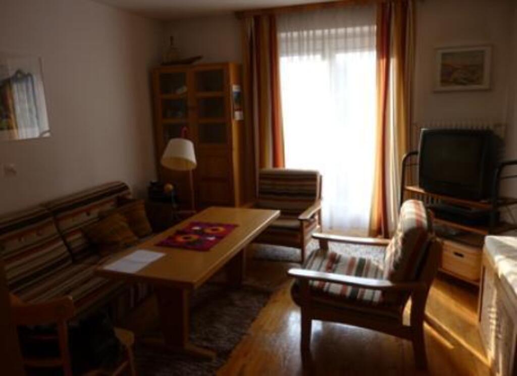 "middle room" (pull out couch for 1 or 2)