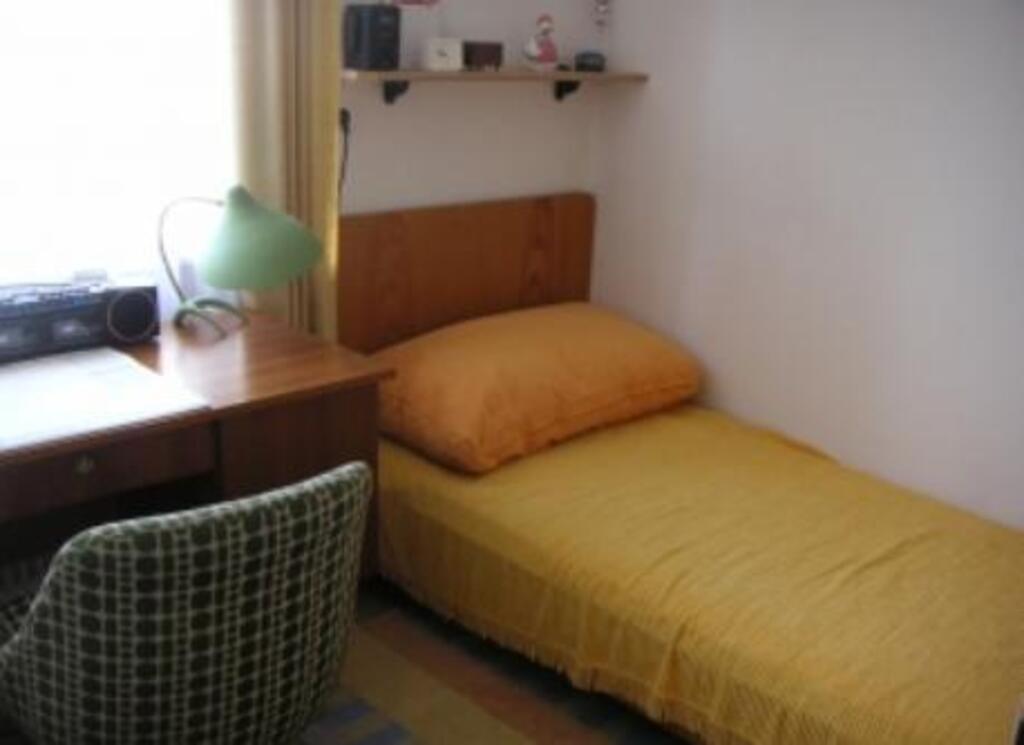 small room (for 1 shorter person)