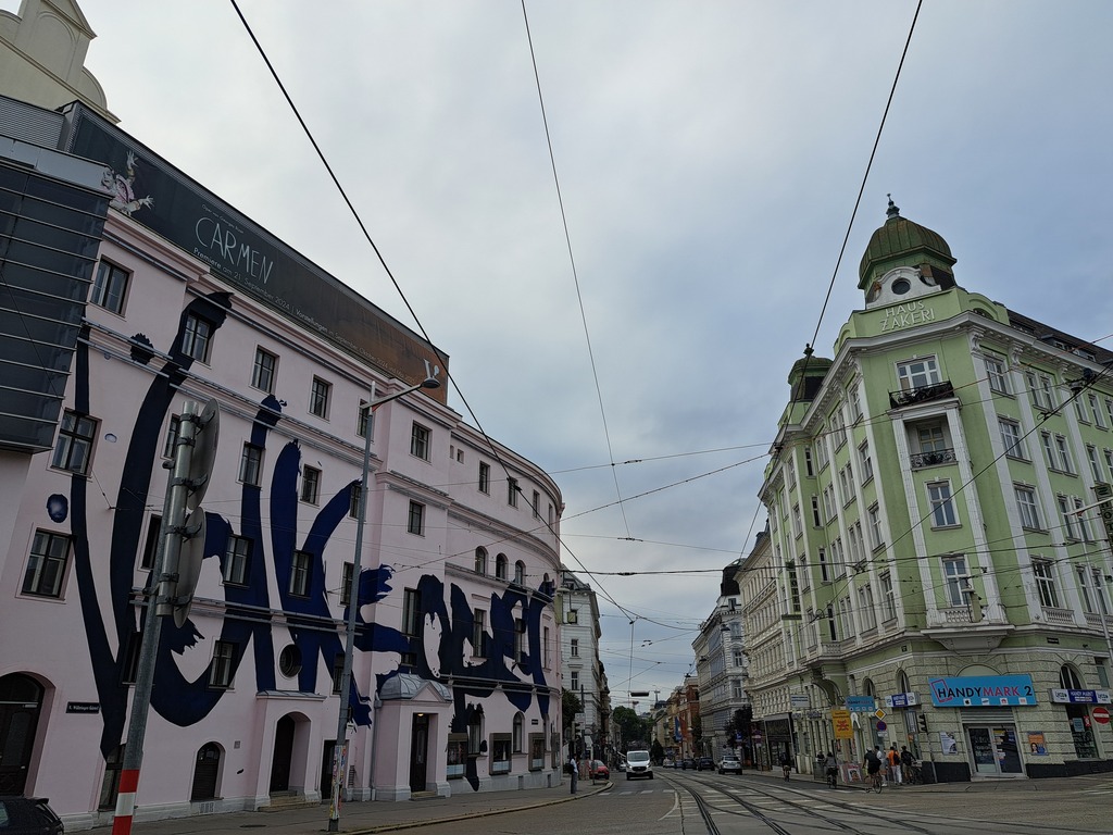 Volksoper (5Minuten entfernt) und der Weg in die City (15Minuten)