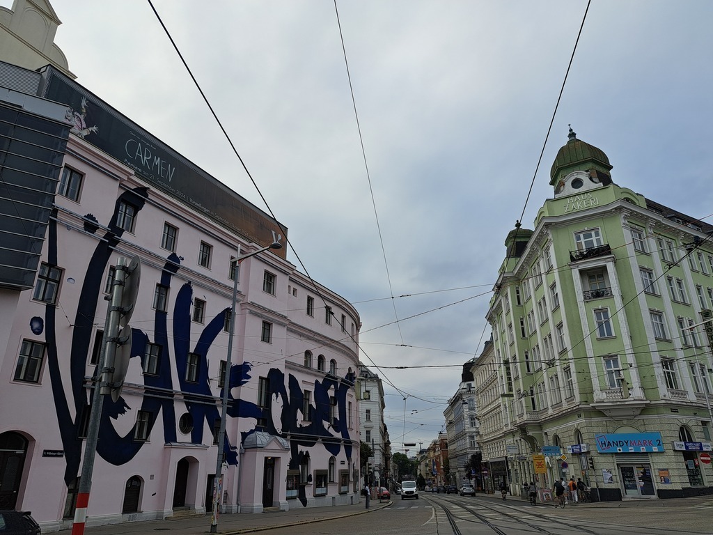 Volksoper (5Minuten entfernt) und der Weg in die City (15Minuten)