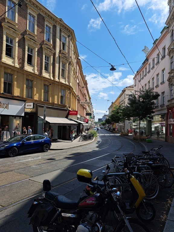 Way to the metro station U6 Währingerstraße Volksoper (you see the green bridge)