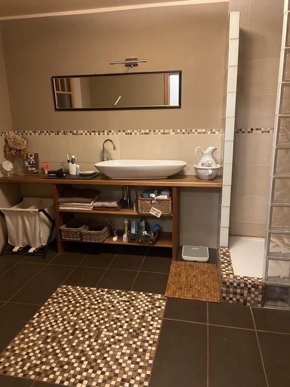 Bathroom upstairs (there is another one downstairs)