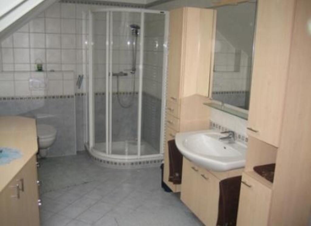 main bathroom with bathtub