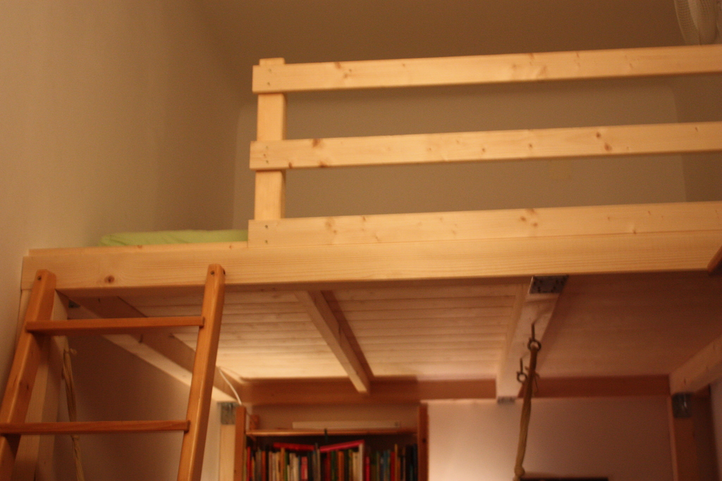  childroom, bed on 2nd level 180x200