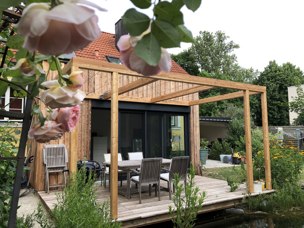 Now there is vine growing on the pergola
