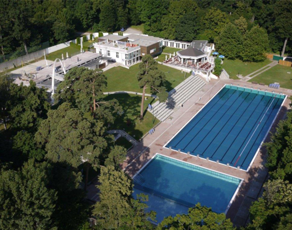 make a walk through the gardens of Schönbrunn to the public bath