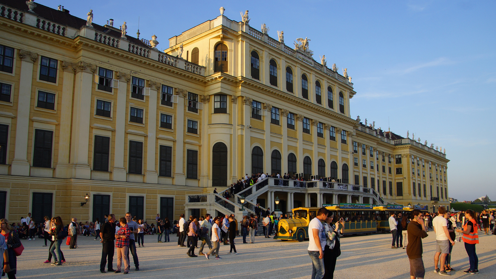 Schönbrunn castle and park (20 minutes/10 minutes walk)