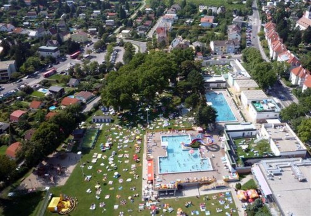 bus connection to Ottakringer public bath