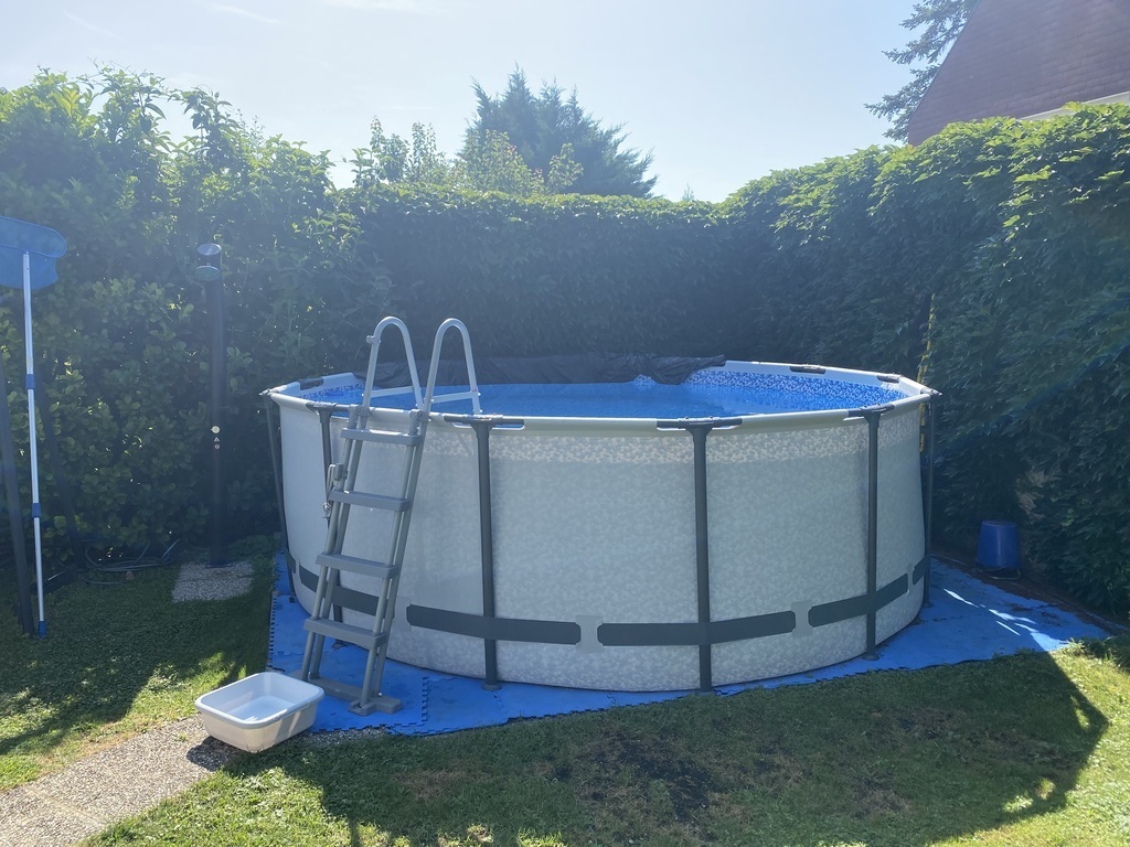 Small, but refreshing pool/ Petite piscine pour se rafraîchir