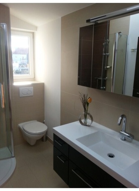 Your bathroom, upstairs / votre salle de bains à l'étage