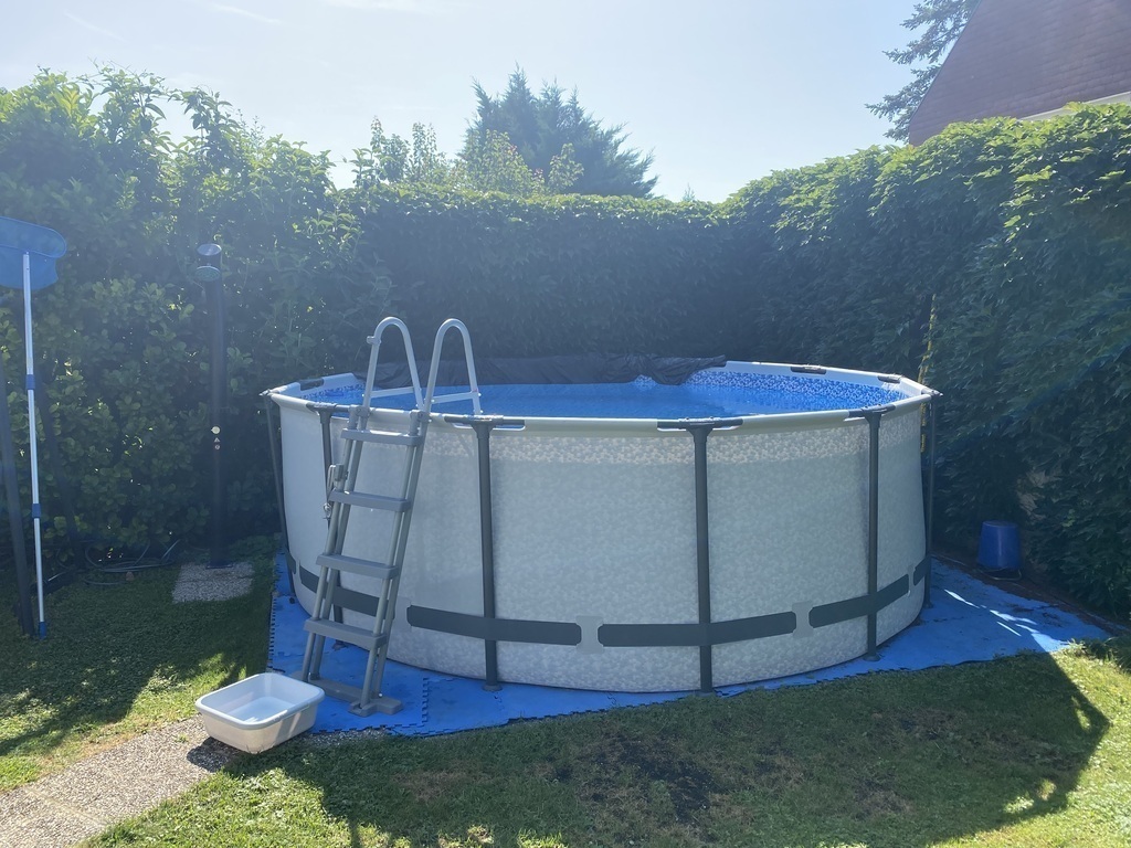 Small, but refreshing pool/ Petite piscine pour se rafraîchir