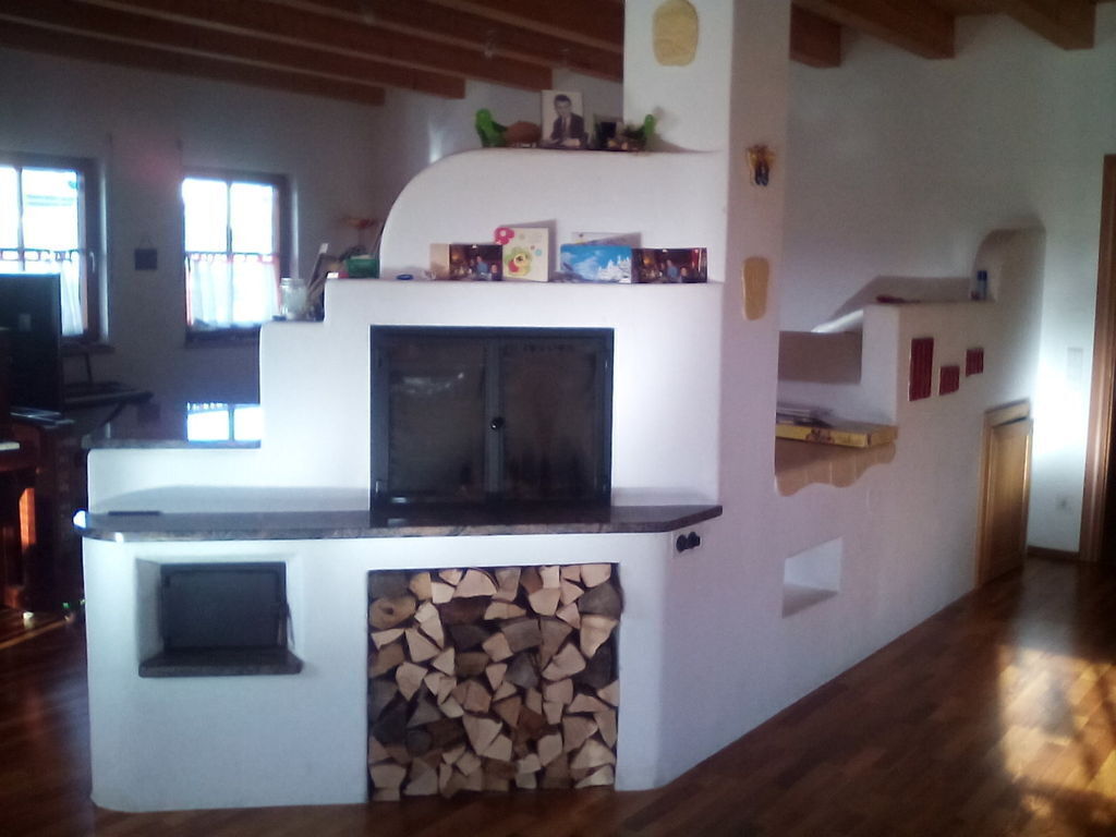 Fireplace as a room seperator between livingroom and eating place