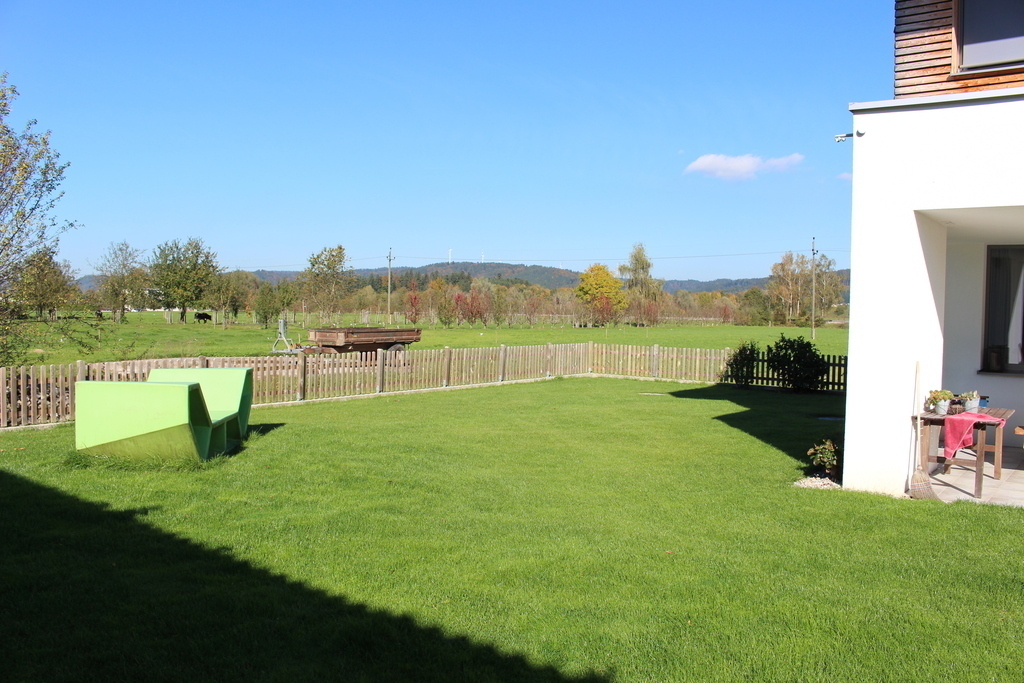 Big garden with a fence, so safe for kids.