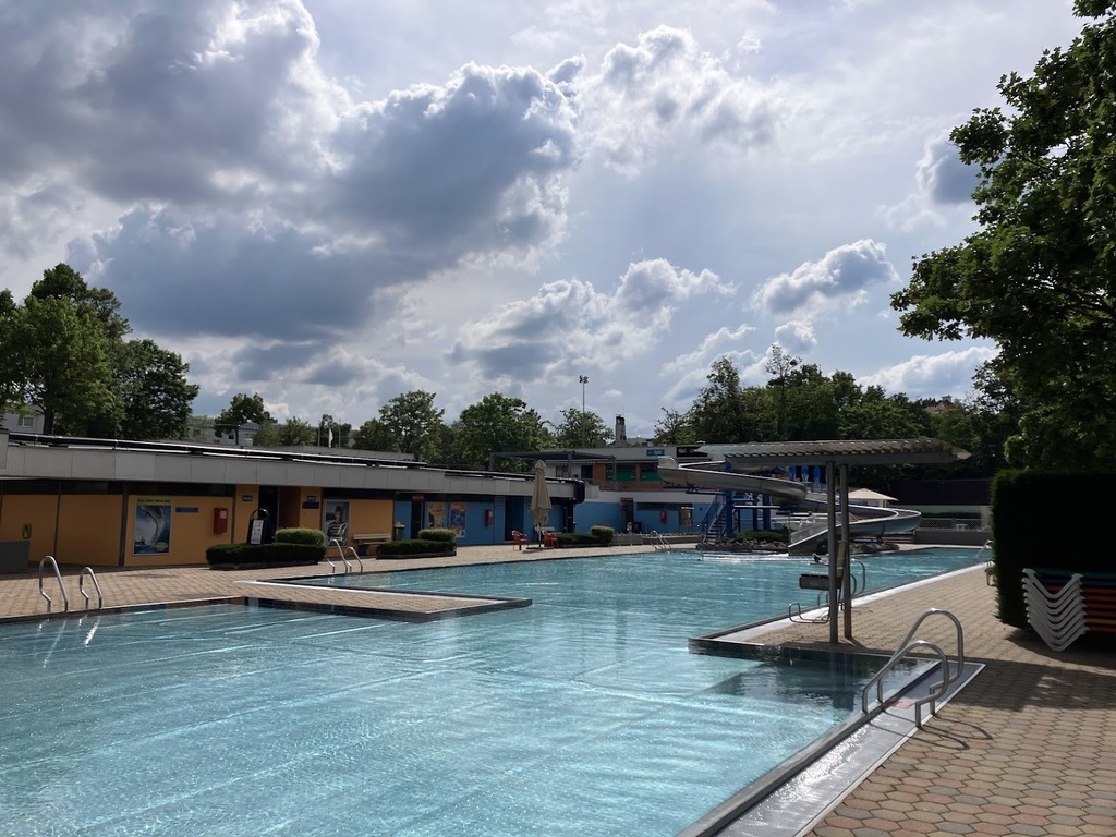 public pool, 3min from the house