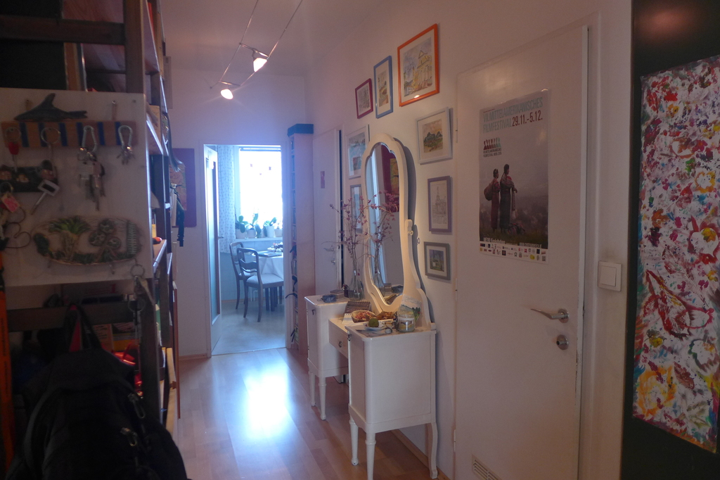 Blick vom Wohnzimmer zur Küche (Flur) - View from the living room to the kitchen (hallway)