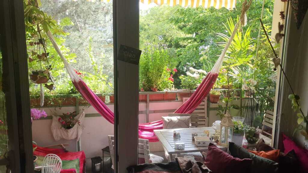 Wohnzimmer Blick auf Balkon  - Living room view of balcony 