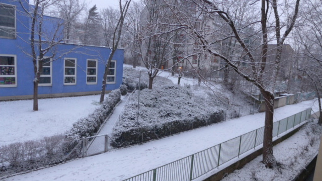 Schneewinterblick aus der Küche / Kinderzimmer auf die Fußgängergasse und Schule- Snow winter view at the pedestrian street