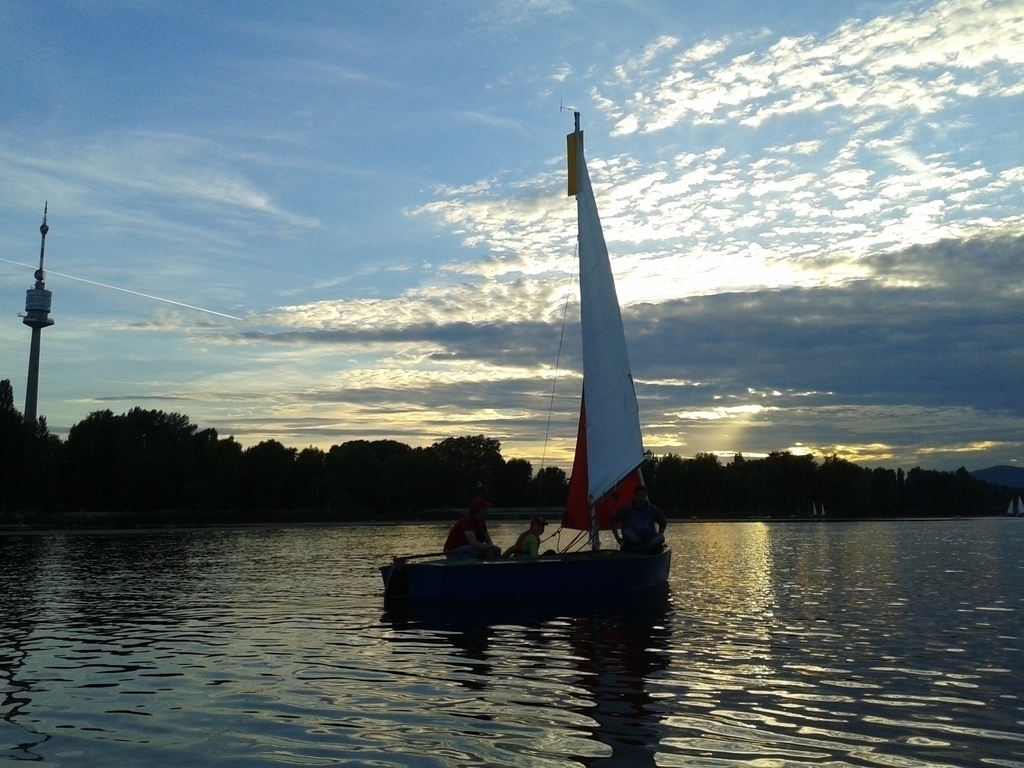 alte Donau zum Baden, Schwimmen, Segeln, Surfen, Mondscheintour mit Elektroboot - swimming, sailing, surfing, moonlight tour 