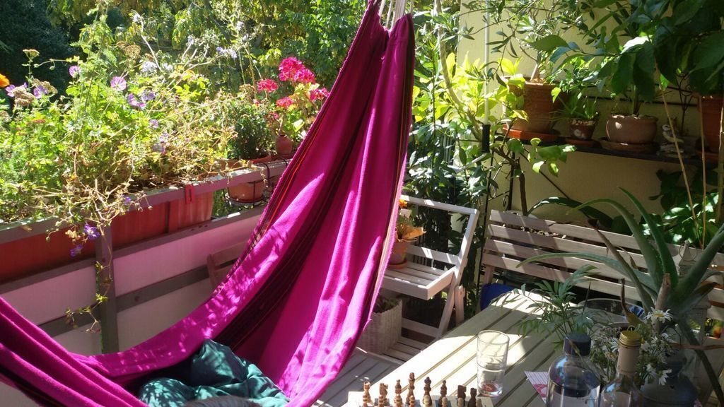 Chillig am Balkon in der Hängematte - Chillig on the balcony at the hammock