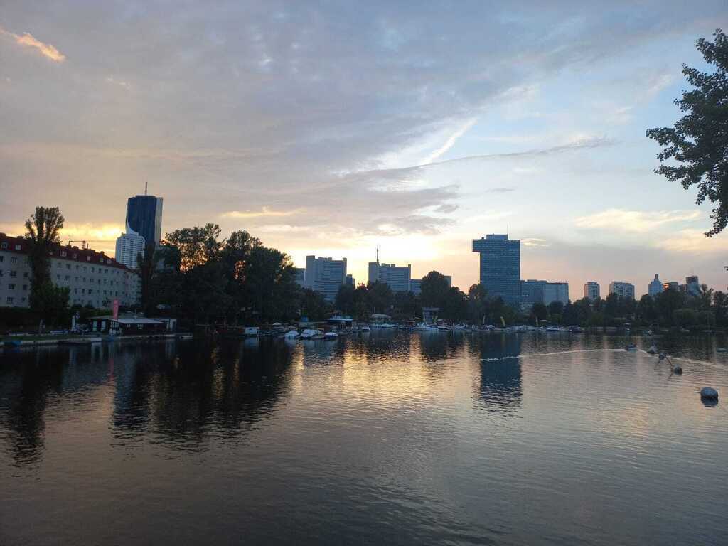 Sommerabendhimmel über der alten Donau -  Summer evening sky over the old Danube