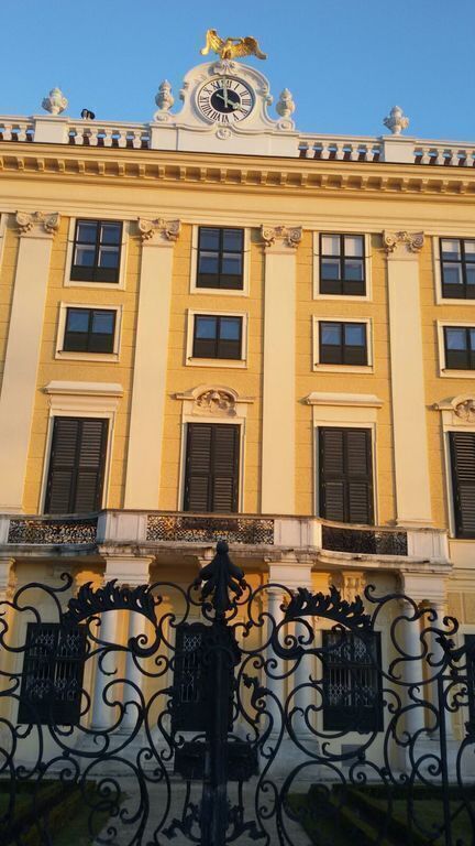 Schönbrunn ist nicht weit - Schönbrunn is not far away