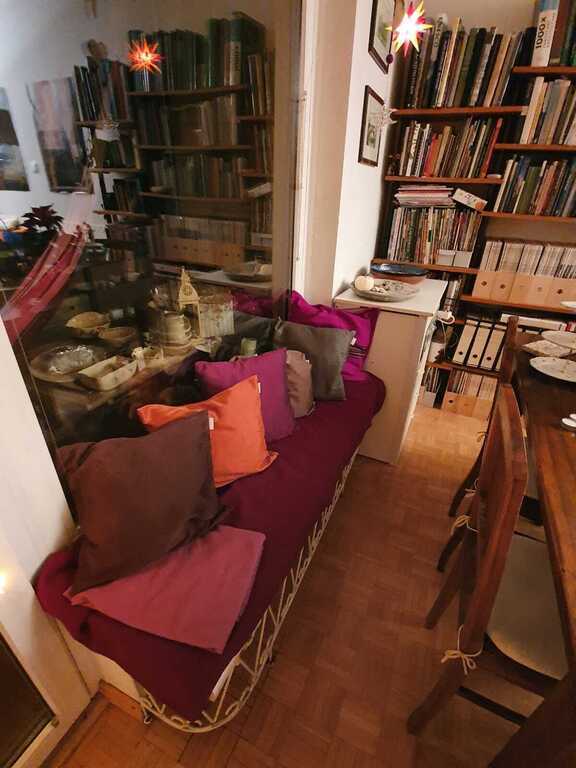 im Wohnzimmer auf der Heizungsfensterbank - at the Livingroom at the windowbench