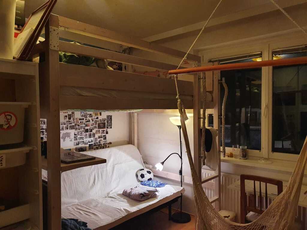 Im Kinderzimmer - In the children's room 