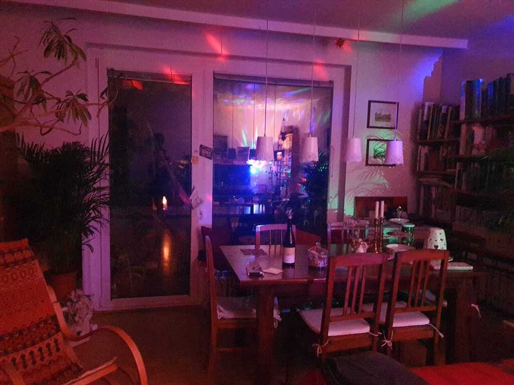 Wohnzimmer Blick auf Balkon in der Nacht   - Living room view of balcony at night