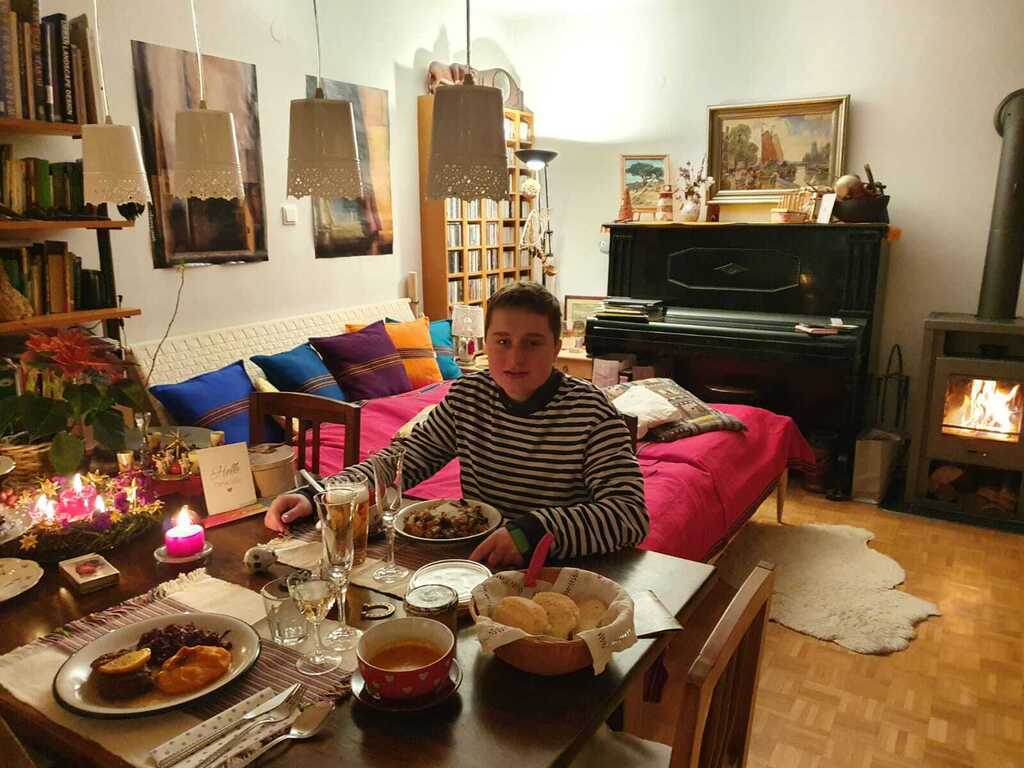 Wohnzimmer Blick in die Wohnung - Living room view to the apartment