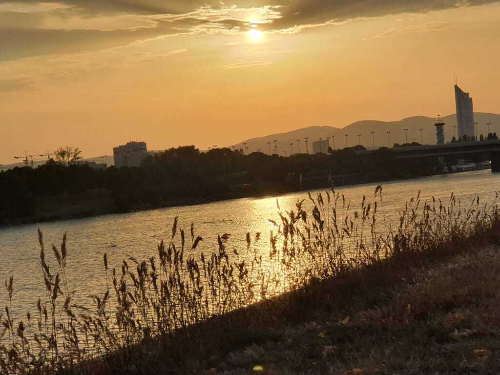 Sonnenuntergang mit Blick auf die Donau - Sunset with a view of the Danube