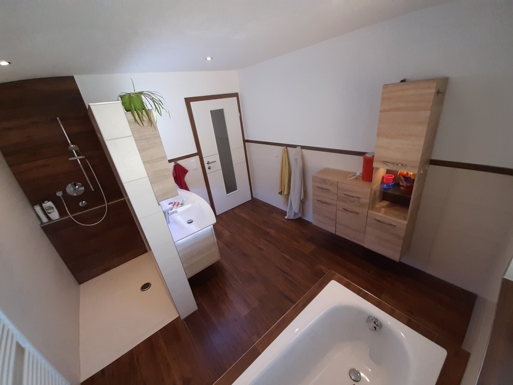 Main bathroom with bathtube and shower