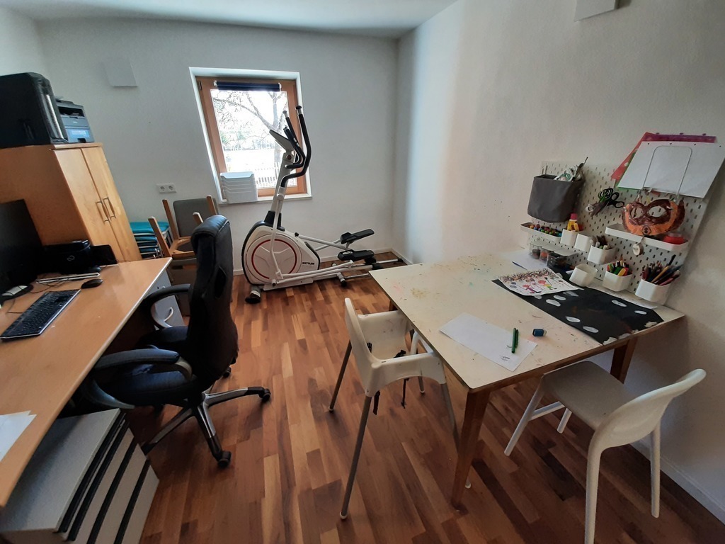 Workspace at the ground floor. Including handicraft corner for the kids. 