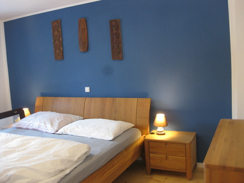 Parent's Bedroom, Bed 200 x 200