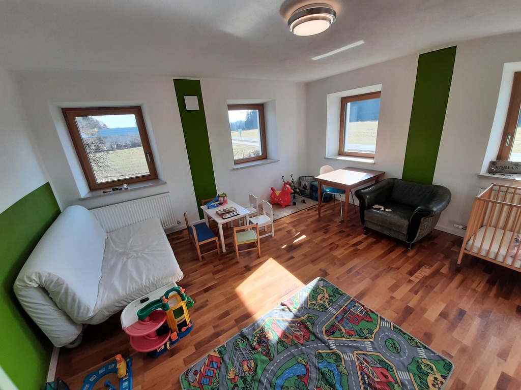 Playing room with babybed and sofabed 160x200