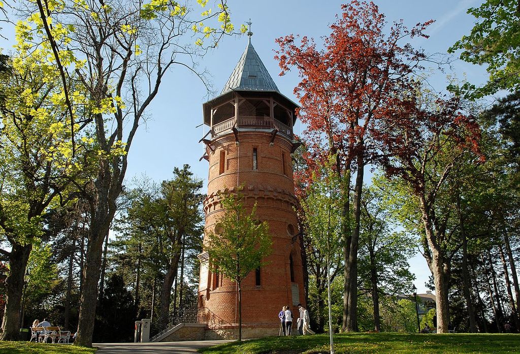 Türkenschanzpark 5 min walk