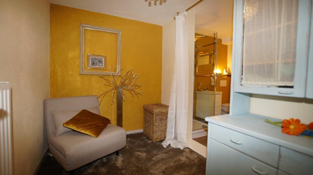 Guestroom 3 with small complete bathroom, double and singlebed