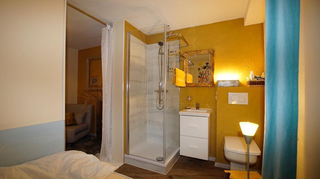 Guestroom 3, bathroom, double and singlebed
