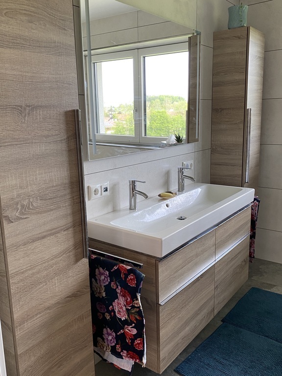 Doppelwaschtisch im Bad im Obergeschoß