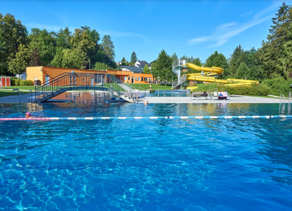 public swimming 5 minutes by car