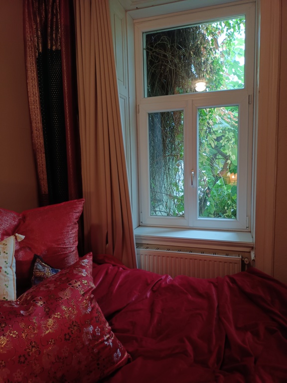 Bedroom with view in the garden 