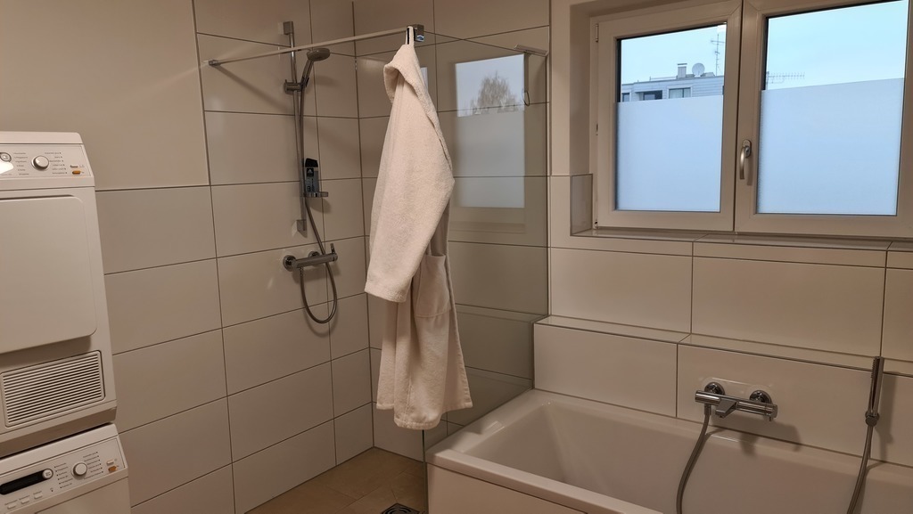 Bad mit WC und Waschbecken. 