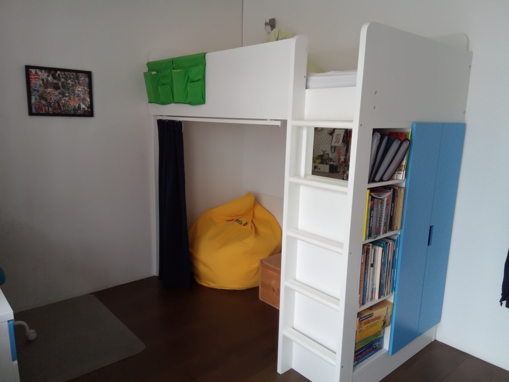 girl´s bedroom with bunk bed