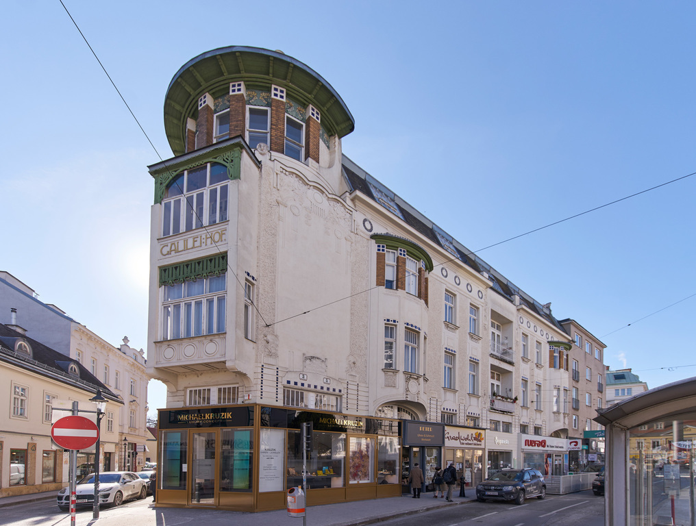 The apartment is located in the "Galileihof" a historic building in the heart of Hietzing