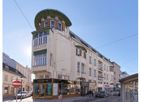 The apartment is located in the "Galileihof" a historic building in the heart of Hietzing